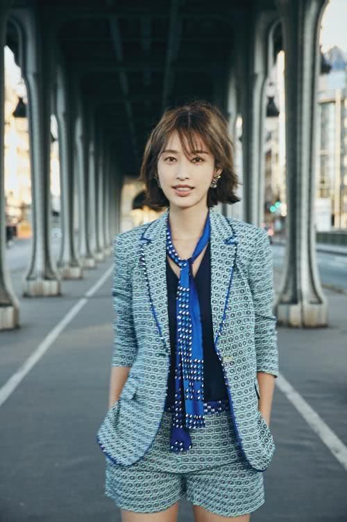 张俪红白不规则吊带，短发清新凉爽，简单装扮尽显女神气质！