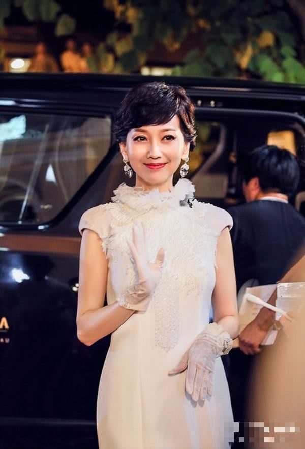 51岁周慧敏腿白到发光，身穿气质裙尽显时尚感，仅次于赵雅芝？