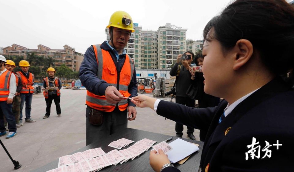 春运火车票直接送到工地!工人们不用轮流排队抢票，安心工作到年