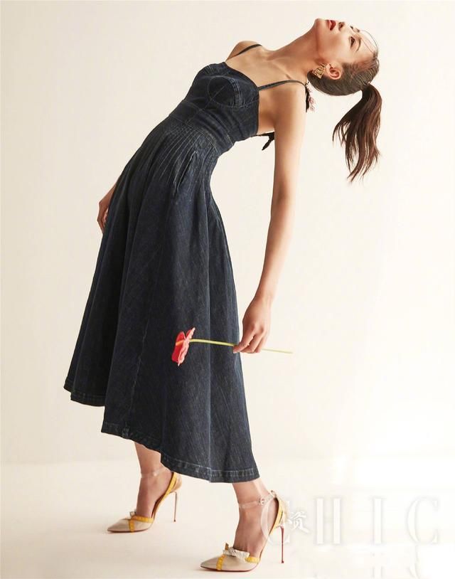 31岁赵丽颖撞衫36岁张钧甯同一条吊带裙，都走甜美路线，谁更美？