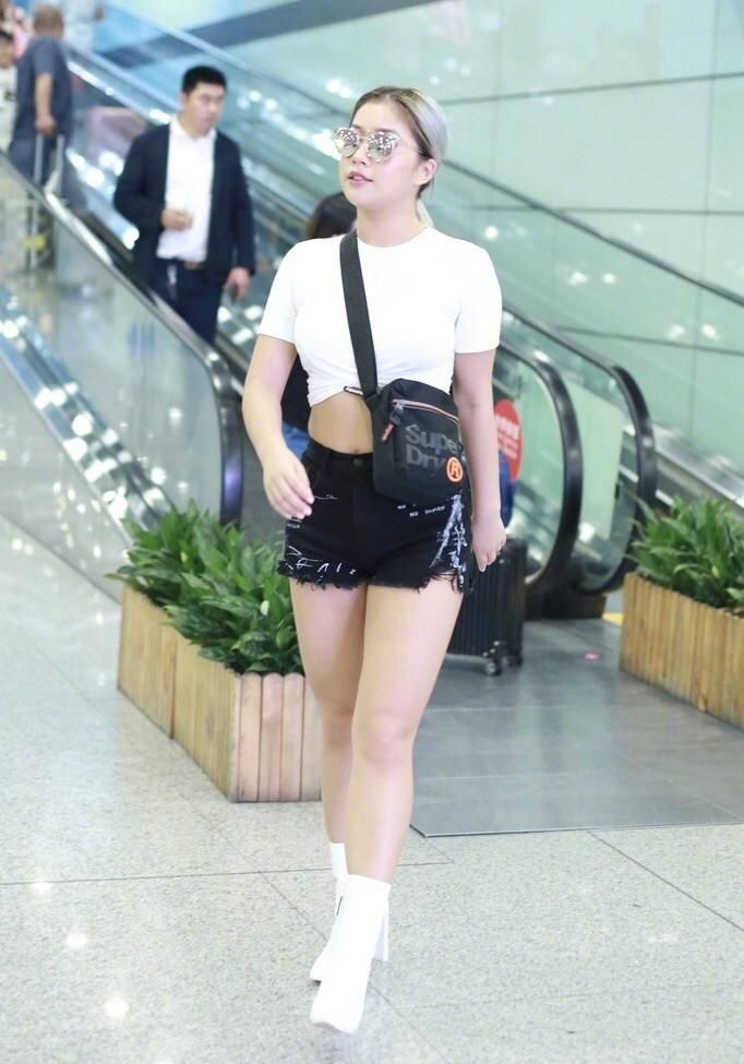 王菊太霸气!穿超短裤配白靴，一身肉肉网友感叹:自信最美