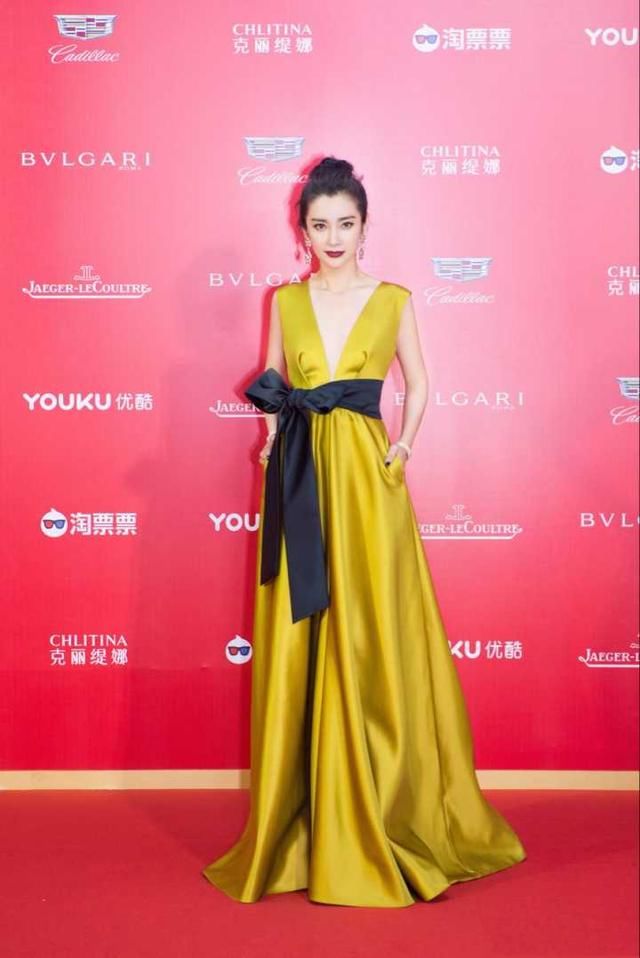 45岁李冰冰穿黑亮片长裙大展曼妙身姿，网友:不老女神非她莫属!