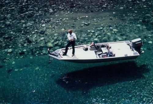 透明度最高的海，能看见海底66米的深度，船像漂浮在空中般