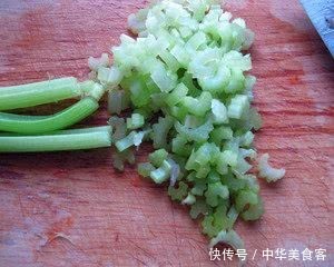 我做的早餐虾饼,营养价值高,补铁又补钙,每次孩