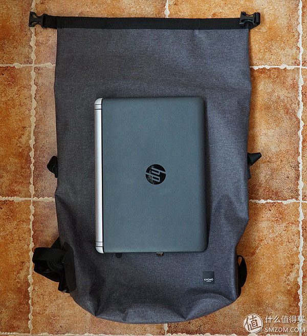 英伦气质的休闲与商务并存--KNOMO CROMWELL克伦威尔卷盖双肩包