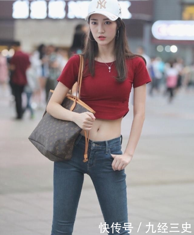 「红色」街拍:健美身材的小姐姐,穿紧身肚脐装秀A4腰,细又长令人羡慕