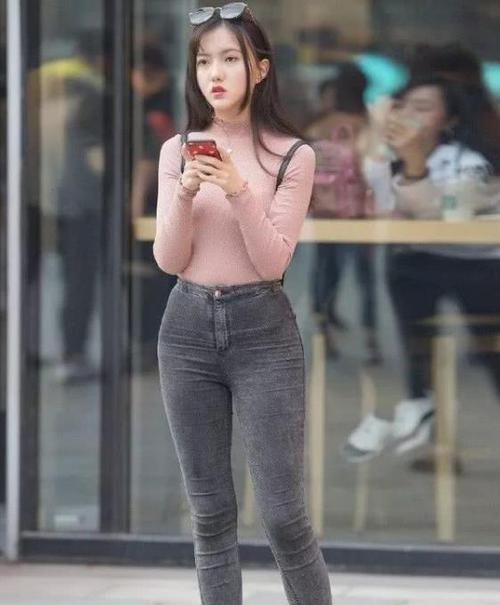  风采：街拍：温柔可人的美女，一条黑色的连衣裙，时尚女神风采