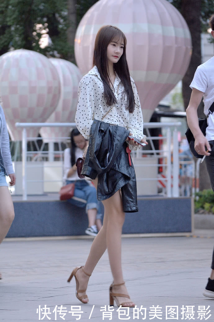 路人街拍,像这样高挑的小姐姐,穿上高跟鞋后更加的迷人美丽了