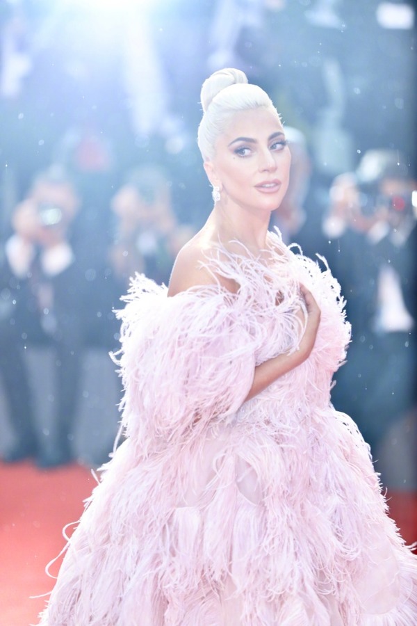 你的裸色口红不如Gaga有气色？