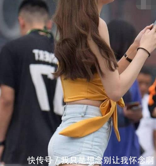 小姐姐抹胸装露香肩锁骨，紧身裤裹出丰腴翘挺的臀部线条