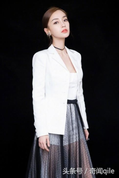 杨颖也是很霸气了，拿着一块“金砖”出席活动？都知道你很富！