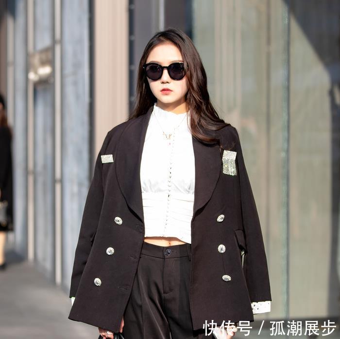 『 国色天香』白蕾丝紧身衣配短裤，十分温婉甜美，街拍：国色天香的小姐姐