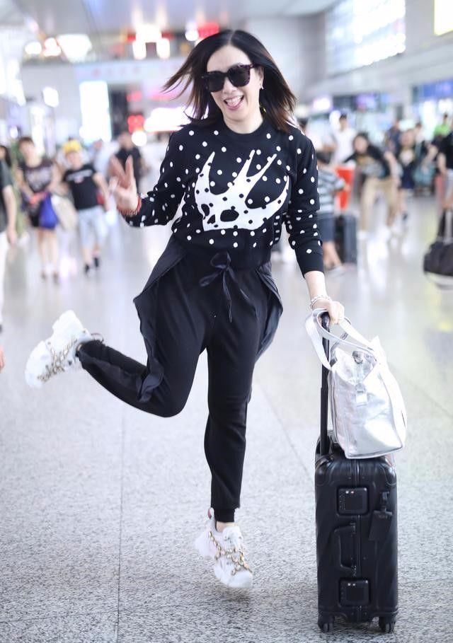 钟丽缇屁股太大了，应该减点肥！网友：以后不要穿这样的运动裤了