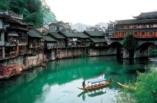 湖南古城又搞事，游客坐下就被索要房费，老板称不交钱别想出去！