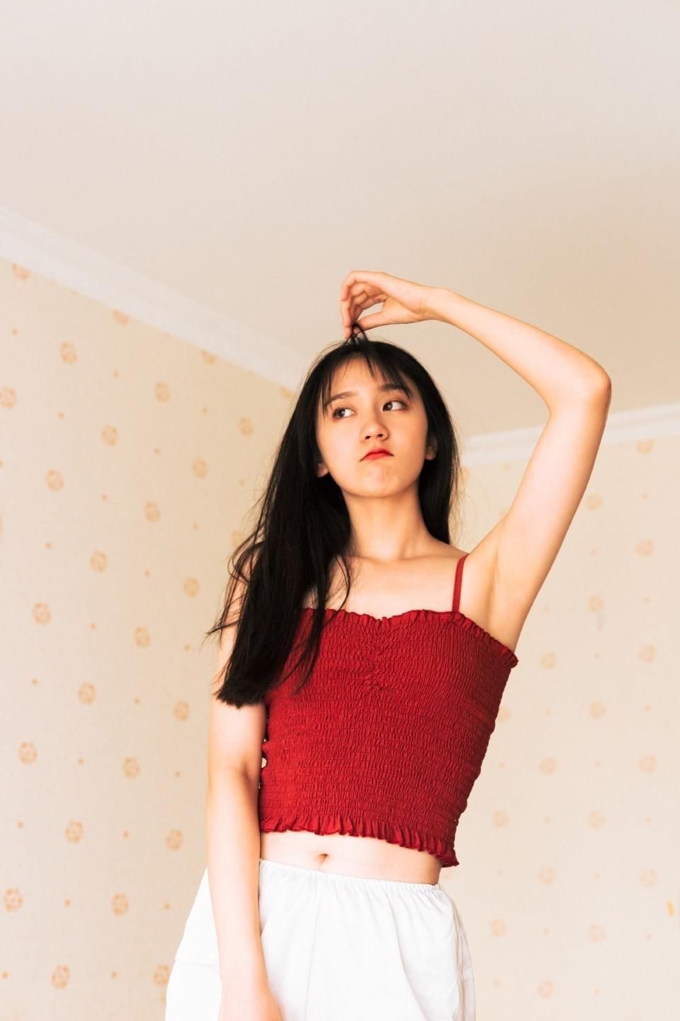 风情吊带美女尤物前凸后翘性感写真