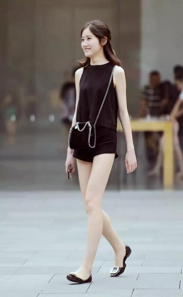 偶遇美女，青春娇美气场十足，上演极致身材！