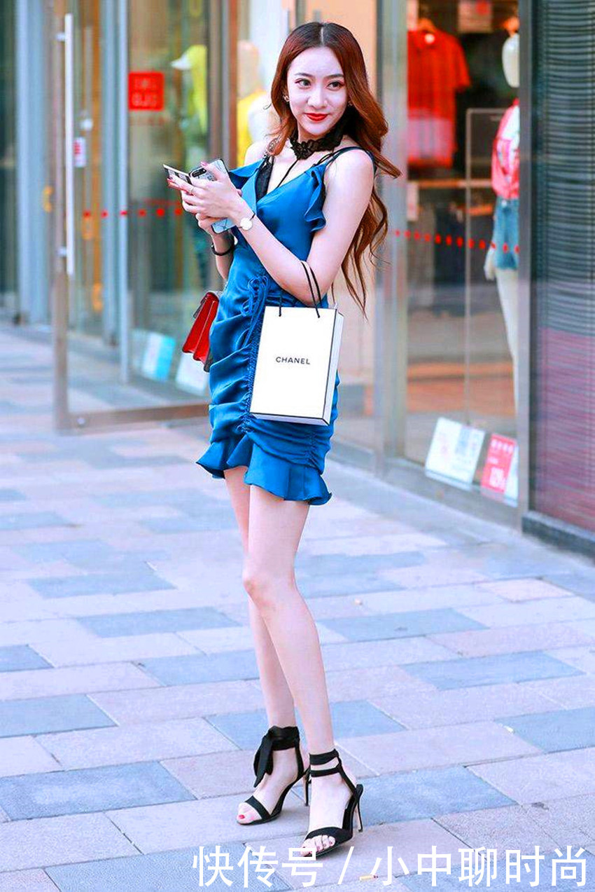 街拍:长发美女,吊带裙配高跟鞋!凸显美腿!!