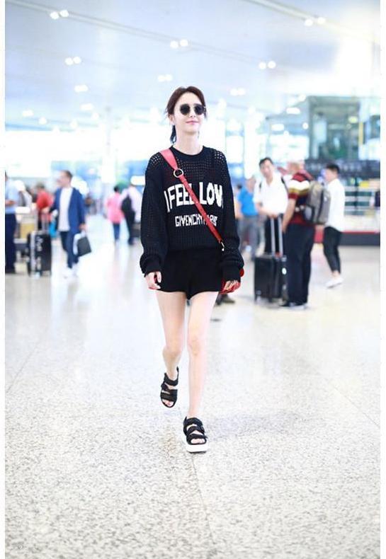 看了佟丽娅的腿，李沁都输的心服口服，终于见识到真正漫画腿了！