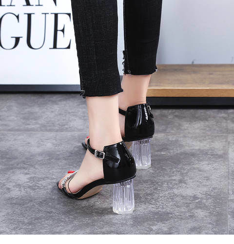 金属与透明胶垫结合的一字横带高跟鞋