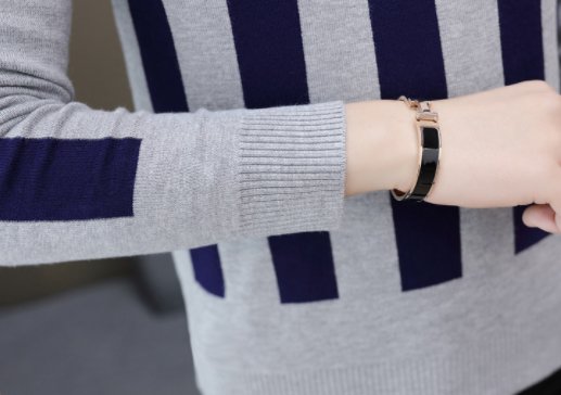 天气慢慢转凉了，这款毛衣是今年特别流行的款式，穿上特别有品味