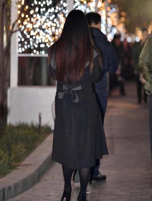  #搭配#街拍：身材苗条的美女，一条绿色的连衣裙，时尚唯美好身材