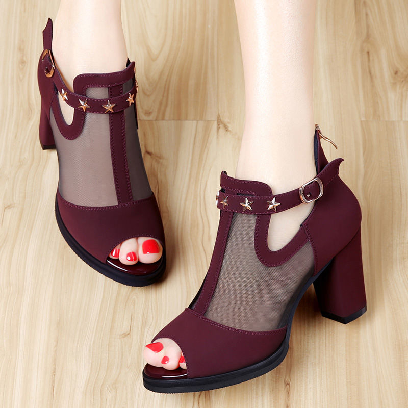 夏天美脚配美鞋，性感透肉凉高跟，若隐若现，尽显神秘妩媚女人味