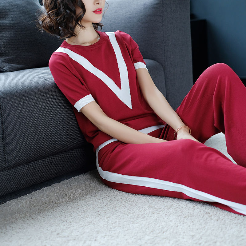 女人一旦过了40，别穿花里胡哨了，这样穿阔腿裤套装才显优雅美