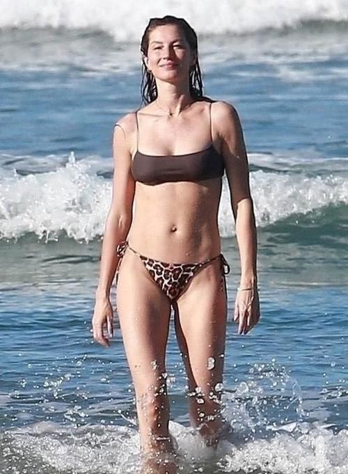 『 泳装』真吸睛，39岁超模吉娘娘性感依旧！穿豹纹泳衣海边狂秀火辣身材