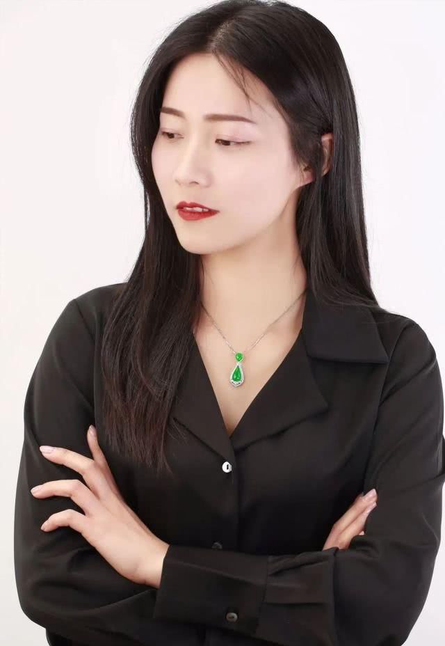  #佩戴#想要戴出女神范，教你一招——翡翠耳环！