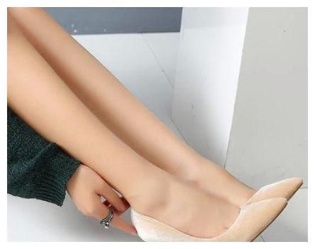 纤细挺拔的尖头细跟，恰似女性的挺拔高挑，衬托女性优雅和时尚