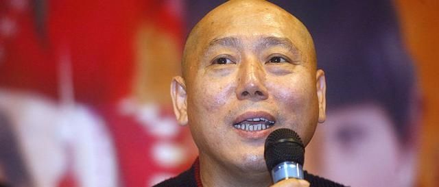 演员李成儒到底多有钱?四合院紧挨着故宫,家具全是金丝楠木