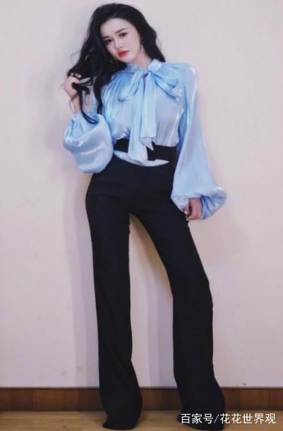 曾经的微胖界性感女神，其中一人肚子上的脐环更惹人注意