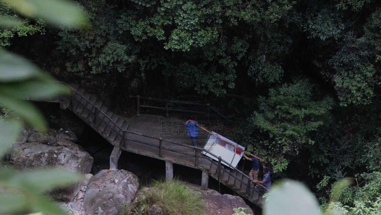 冰柜抬千米山顶花时2小时 老伯每人40元工钱 被外国朋友夸勤劳