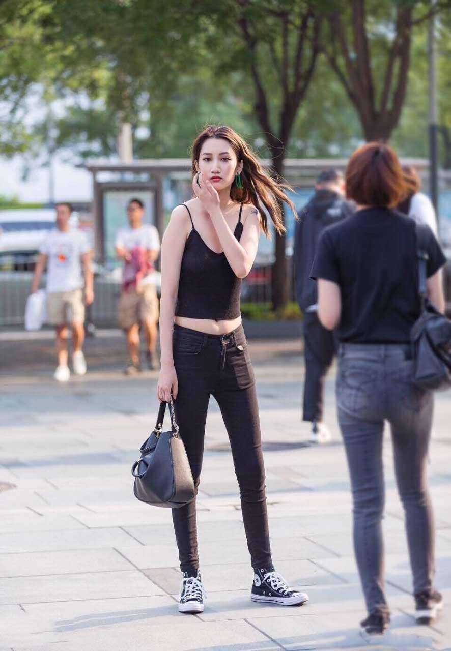 气质小姐姐吊带背心秀身材，小巧的服饰充满不羁的韵味，网友：女