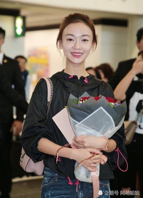 吴谨言搭配绝了，冲锋衣＋高跟鞋超尴尬，两根“钉子”不怕戳破鞋