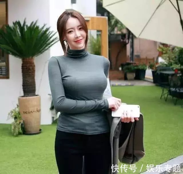 小姐姐散发一股淡淡的知性与唯美，紧身衣裹出性感身材