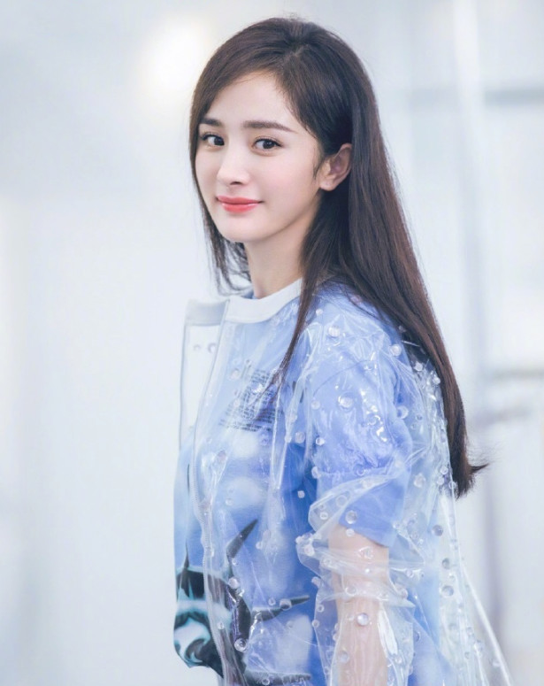 杨幂穿衣太尴尬！整套衣服穿出了帮主的气息，网友：拜见丐帮帮主