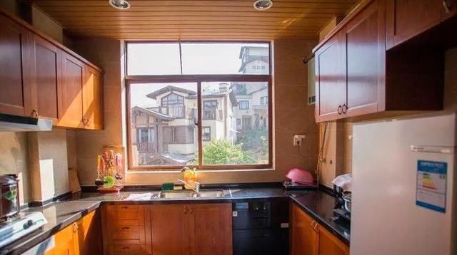 一人一个房间，人均都不到100的三房别墅+麻将机+唱K房+电烧炉