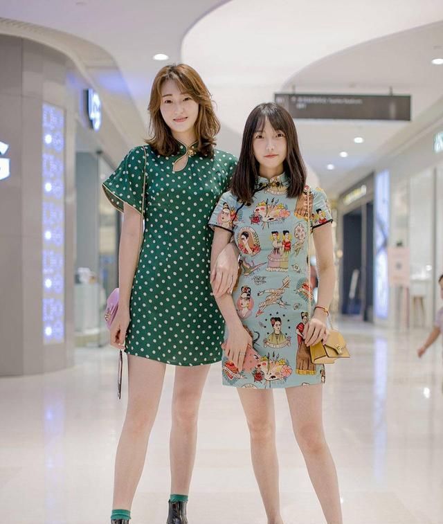  脚踩着一双@街拍:美女穿波点吊带连衣裙配一件小外套,面容精致清新优雅