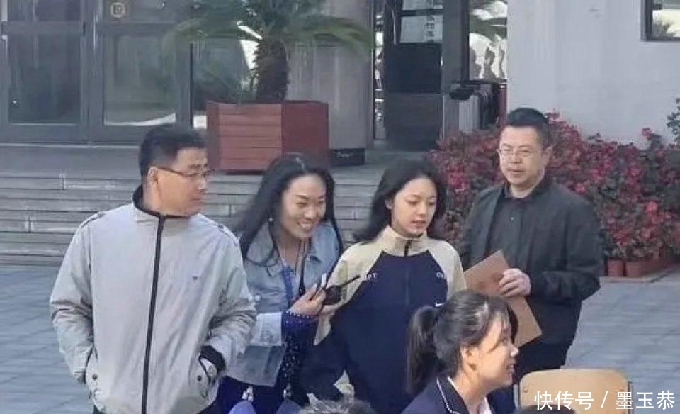 「自带」赵今麦全素颜参加二中校庆,自带清纯感,是装不出来的