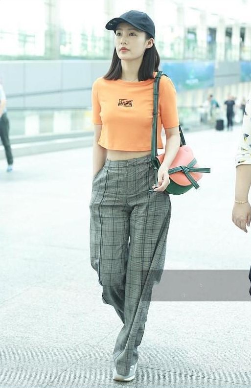 当李沁与冉莹颖同穿露脐装,才发现小蛮腰与马甲线的差距有多大