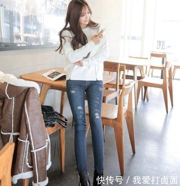 青春活力：充满青春活力，气场十足！，身材紧致的牛仔裤美女