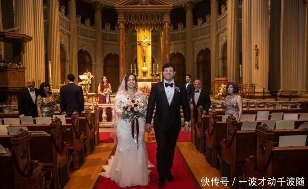 『实力』外国伴郎实力抢镜,入场中途耍酷劈叉结果裤子破了,尴尬又搞笑
