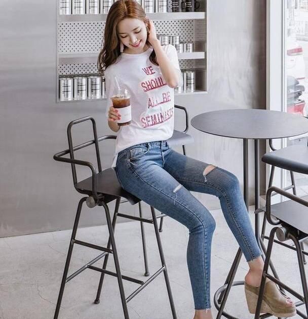 牛仔裤紧致婀娜，秀美的身材就要彰显出来