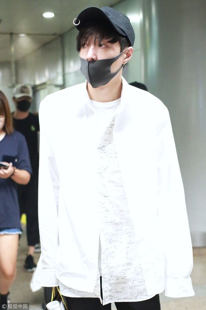 压力大？张艺兴脸上爆痘面忙用手遮挡 素颜抵京眼神疲惫面容憔悴