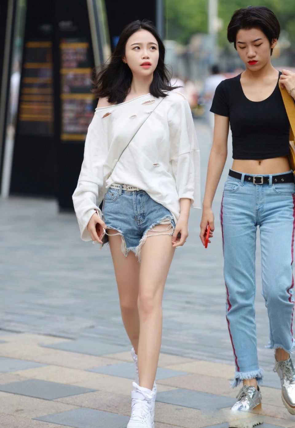  『大哥』美女街拍：穿搭中露腿和露腰哪个更香？穿大裤衩的大哥都看呆了！
