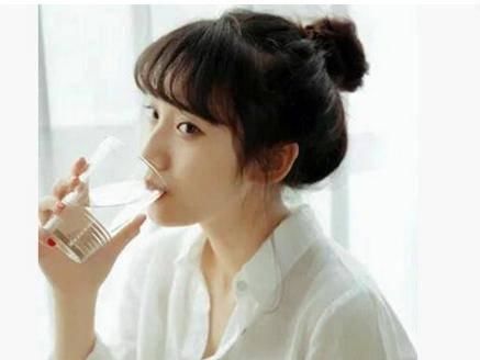  [女生]2020齐头帘发型，女生修脸齐头帘这样扎，变年轻