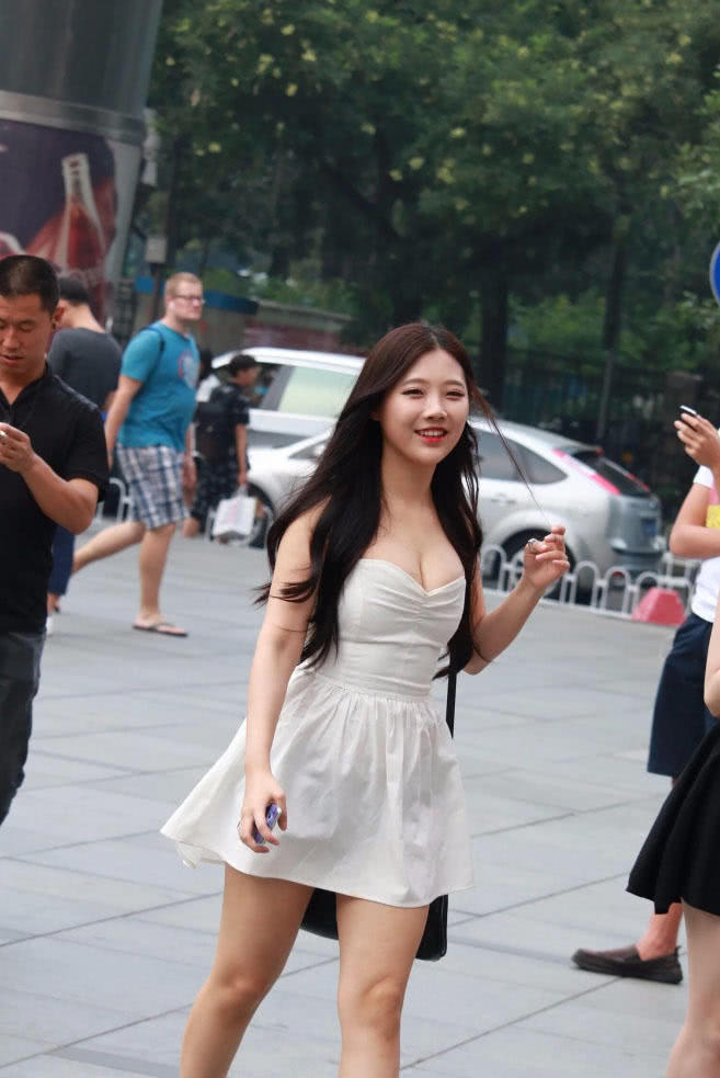 小姐姐穿抹胸裙裹出浑圆饱满的上围,身材劲爆十分吸睛