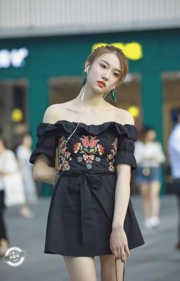 路人街拍,黑色一字肩连衣短裙小姐姐,清秀的五官十分有气质