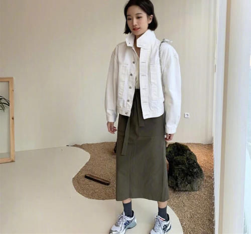  白色运动：春季别老穿小白鞋，试试休闲潮范运动鞋，美得冒泡